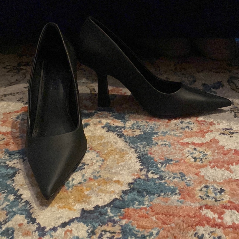 Never worn - Steve Madden black pumps size 9